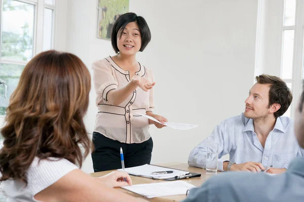 参加会议的女商人 — 图库照片