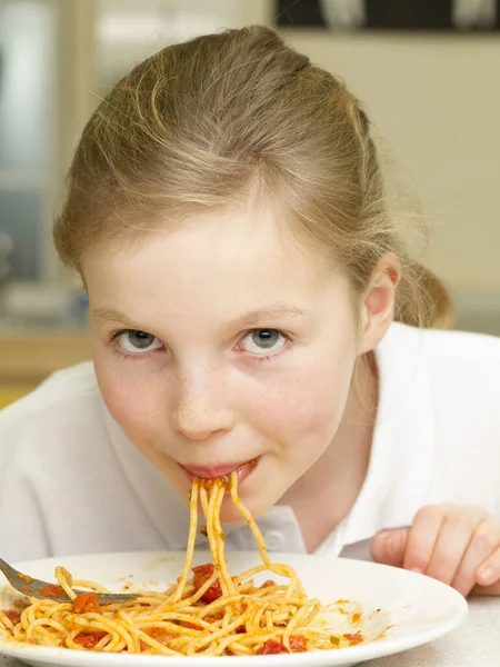 Ein Mädchen Isst Pasta — Stockfoto