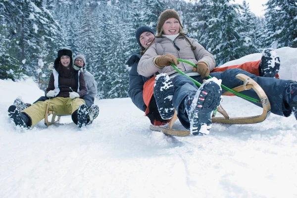Adolescentes Montando Trineo Nieve —  Fotos de Stock