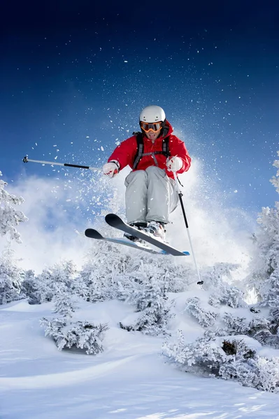 カメラに向かってジャンプするスキーヤー — ストック写真