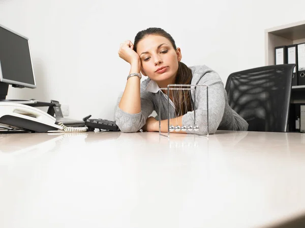 Νεαρή Γυναίκα Κουρασμένη Στο Γραφείο — Φωτογραφία Αρχείου