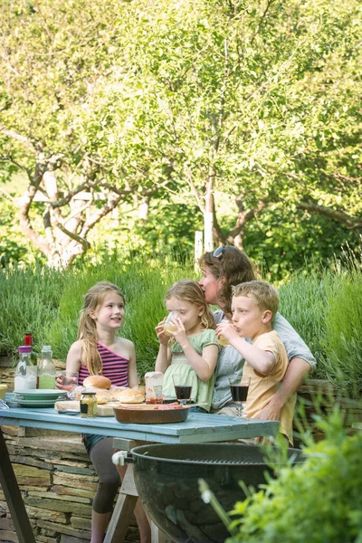 Famille Manger Ensemble Table Extérieur — Photo