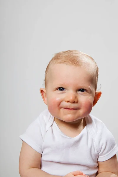 Baby Boy Glimlachen Geïsoleerd Witte Achtergrond — Stockfoto