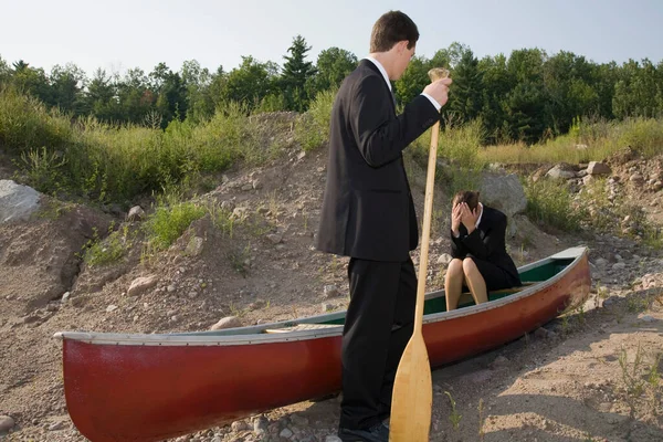 Gente de negocios en canoa varada — Foto de Stock