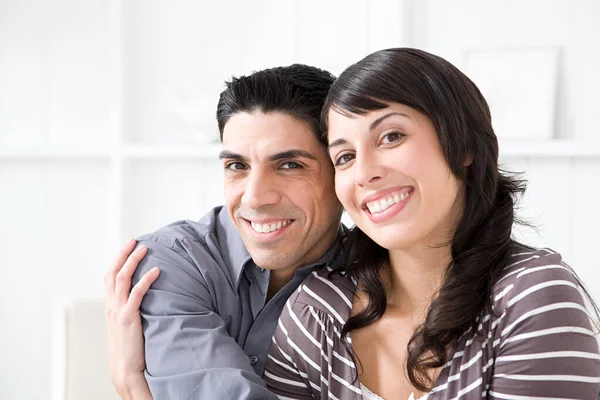 Retrato Una Feliz Pareja Hispana — Foto de Stock