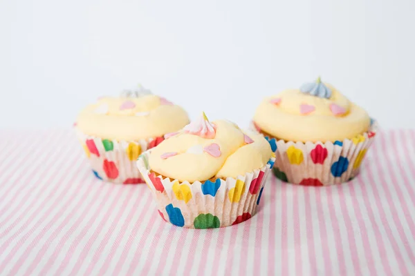 Tres Cupcakes Sobre Mesa — Foto de Stock