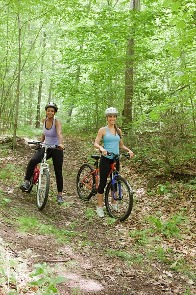 Två Kvinnliga Cyklister Skogen — Stockfoto