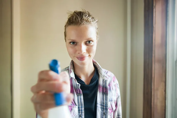 Mulher Segurando Pulverizador Líquido Limpeza — Fotografia de Stock