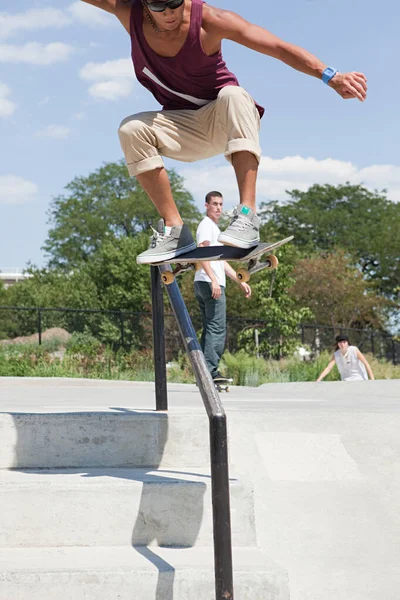 Skateboarder Pulando Sobre Trilhos — Fotografia de Stock