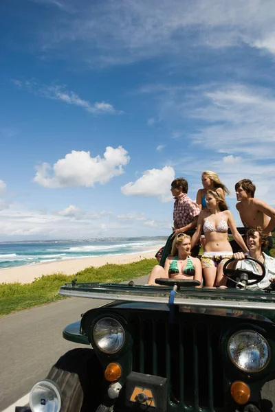 海岸有车的青少年 — 图库照片