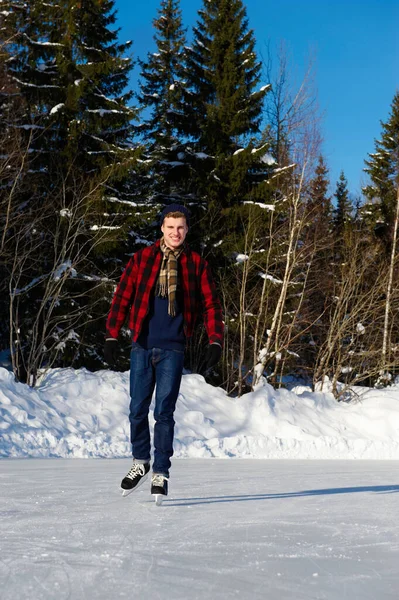 笑顔若い男のアイススケート — ストック写真