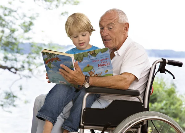 Älterer Mann Liest Jungen Buch Vor — Stockfoto