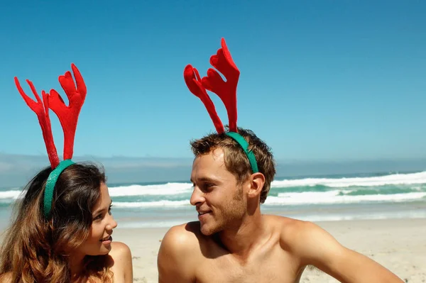 Paar Feiert Weihnachten Strand — Stockfoto