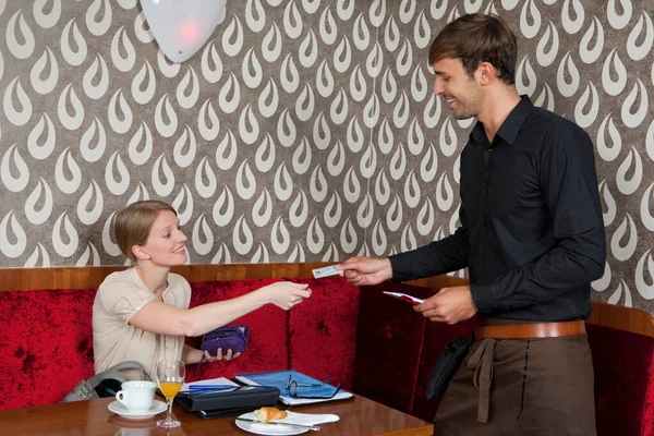 Kobieta Płacąca Kelnerowi Kartą Kawiarni — Zdjęcie stockowe