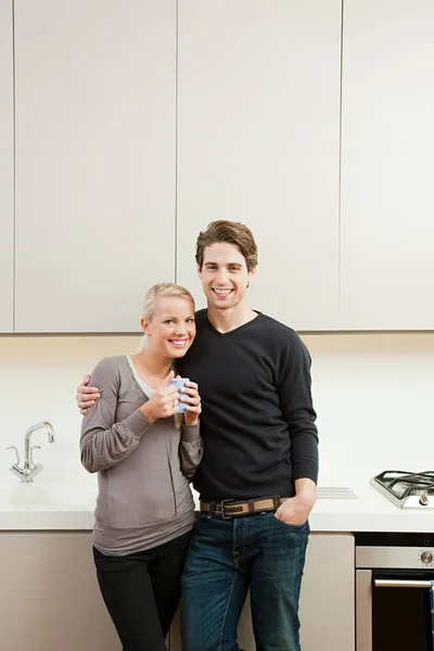 Junges Paar Der Küche — Stockfoto