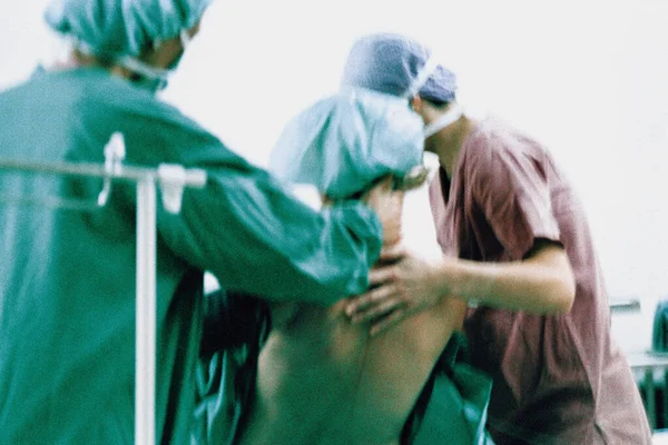 Potilaita Leikkauksessa Tukevat Kirurgit — kuvapankkivalokuva