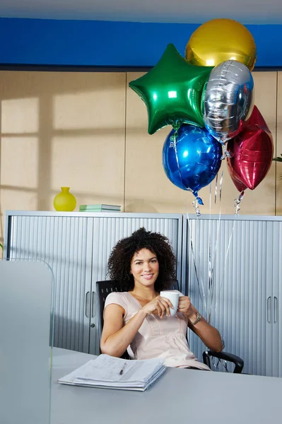 Ung Kvinna Med Ballonger Kontoret — Stockfoto