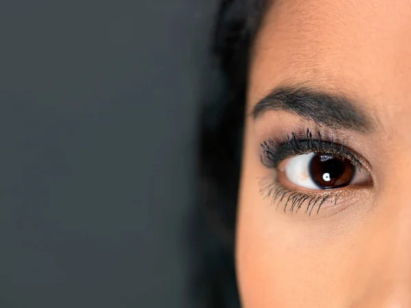 Young Woman Close — Stock Photo, Image