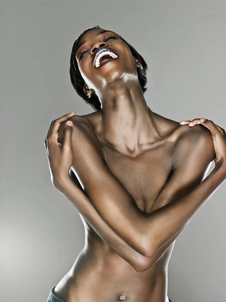 Glad Ung Kvinna Med Armar Över Bröstet — Stockfoto