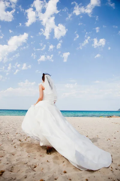 Невеста Гуляющая Пляжу — стоковое фото
