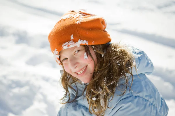 Χαριτωμένο Κορίτσι Στο Χιόνι — Φωτογραφία Αρχείου
