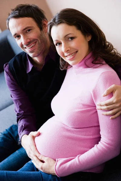 Mujer Embarazada Hombre Sentado Sofá —  Fotos de Stock