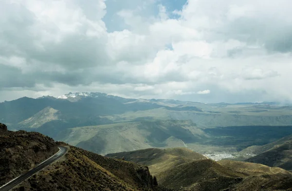 Estrada Através Das Montanhas — Fotografia de Stock