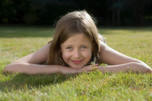 Portret Dziewczynki Trawie — Zdjęcie stockowe