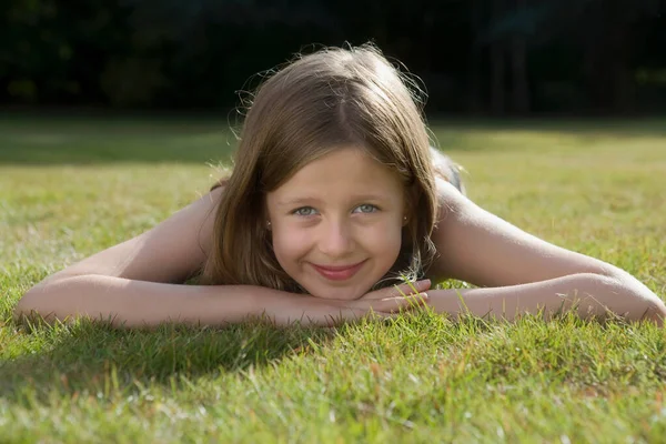 Portrait Fille Sur Herbe — Photo