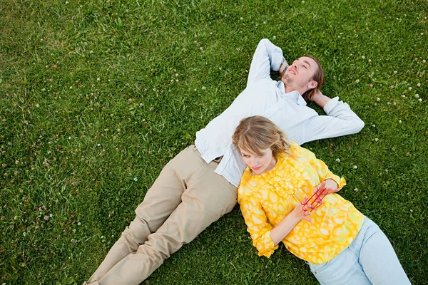 Pareja Joven Acostada Hierba —  Fotos de Stock