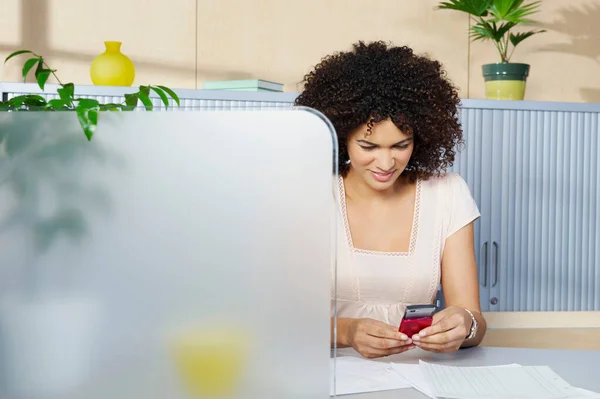 Ung Kvinna Vid Skrivbordet Med Mobiltelefon — Stockfoto