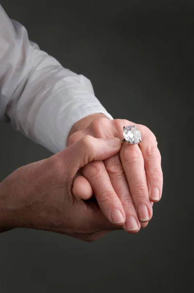 Mano Femminile Con Anello Diamantato — Foto Stock