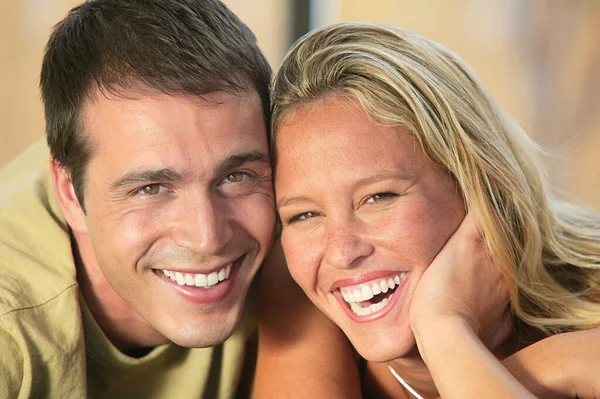 Retrato Una Feliz Pareja Joven — Foto de Stock