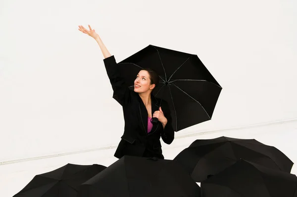 Glada Kvinnor Med Paraply Känner För Regn — Stockfoto
