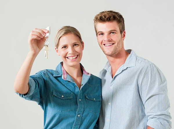 Junges Paar Mit Hausschlüssel — Stockfoto