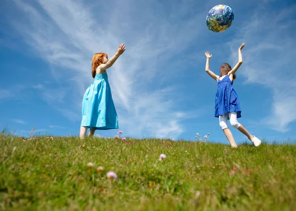 Ragazze Che Lanciano Globo Gonfiabile — Foto Stock