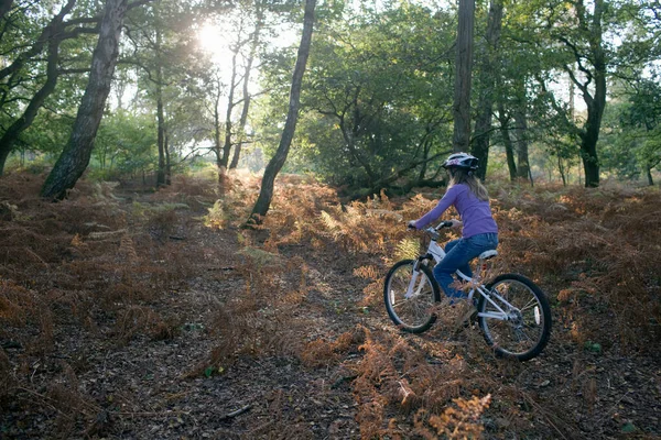 Flicka Cykling Skogen — Stockfoto