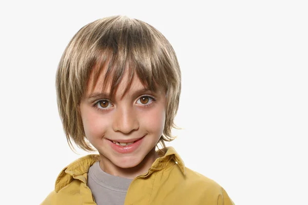 Молодий Хлопчик Посміхається Ізольовано Білому Тлі — стокове фото
