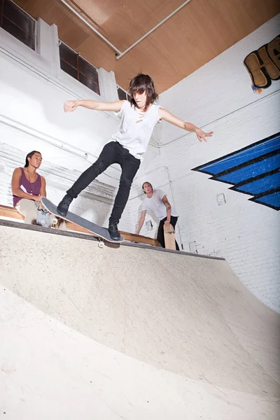 Skateboarder Schans Bij Skate Park — Stockfoto