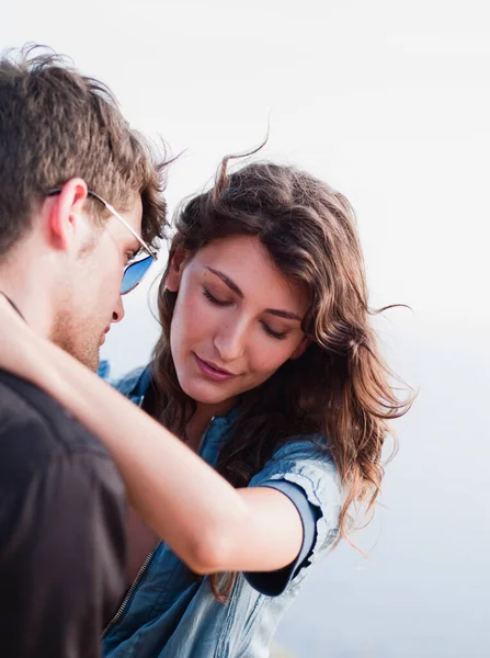 Couple embracing each other at cliff — Stock Photo, Image