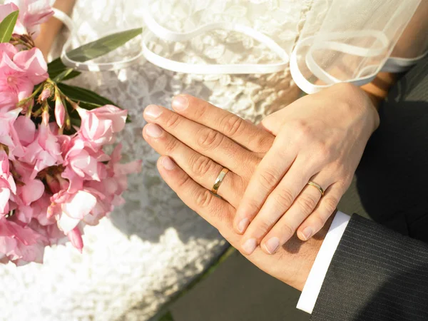 Bride Groom Hands Wedding Rings — Stock Photo, Image