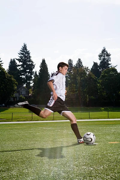 Niño Jugando Fútbol Cerca — Foto de Stock