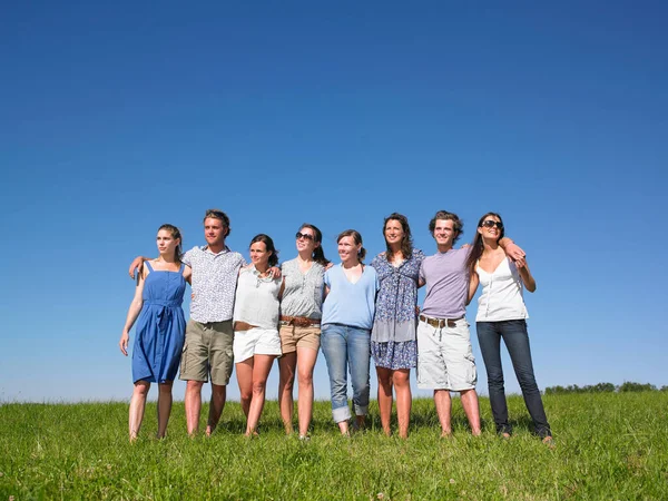 Grupa Młodych Ludzi Spacerujących Terenie — Zdjęcie stockowe
