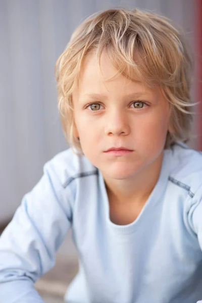 Close Van Jongen Ernstige Gezicht — Stockfoto