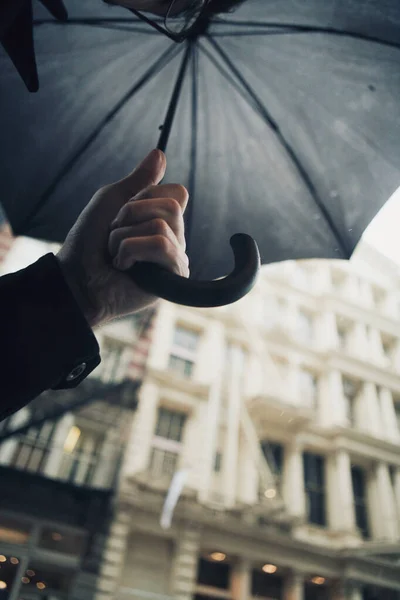 Pessoa Segurando Guarda Chuva — Fotografia de Stock