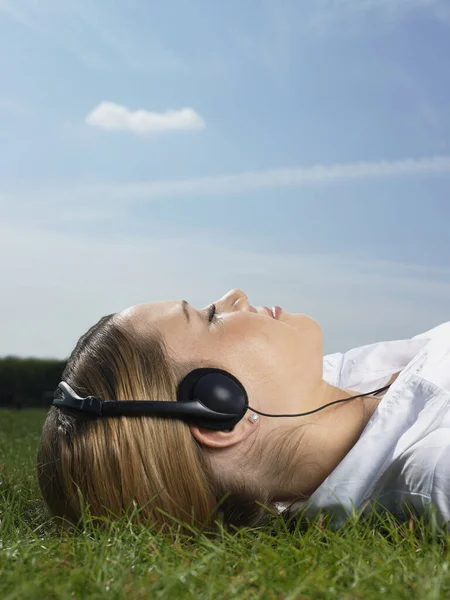 Mujer Escuchando Música Parque — Foto de Stock