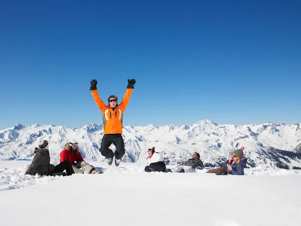 Uomo Che Salta Nella Neve — Foto Stock