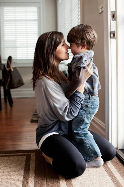 鼻に触れる母と息子 — ストック写真