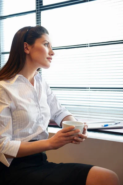 Mujeres Negocios Sentadas Por Ventana —  Fotos de Stock