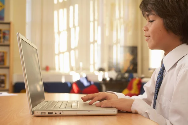 Jonge Vrouw Werken Het Kantoor — Stockfoto